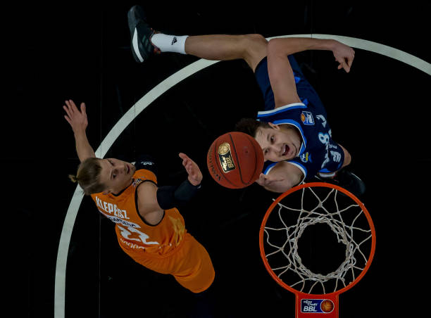 她专注于提 她专注于提